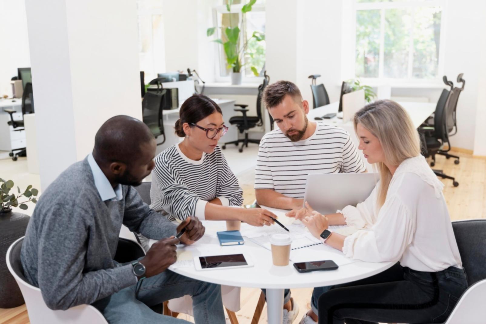 Equipo de dumemirogalibora trabajando en estrategias financieras